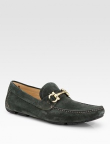 A sophisticated look rendered with the superior comfort of suede with double gancino ornaments. Leather lining Padded insole Rubber sole Made in Italy A sophisticated look rendered with the superior comfort of suede with double gancino ornaments. Leather lining Padded insole Rubber sole Made in Italy