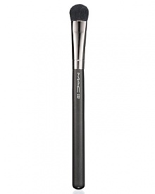 An extra large paddle-shaped brush with fluffed, rounded tip. Of soft natural fibre, this brush is versatile in function and can be used on either the face or eye. Use for applying, blending or highlighting any powder-based products.