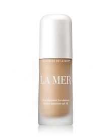 Engineered with weightless color and La Mer's remarkable skincare benefits, this silken, lightweight fluid has the power to transform the complexion. Gemstones capture light energy to create a translucent color palette, optically erasing imperfections to reveal a naturally flawless complexion. Created with a rare blue algae, a Blue Algae Lift Ferment and precious marine and plant actives to add radiance, lift the skin and restore lasting clarity, firmness and brightness. Flexible medium coverage brings skin a naturally luminous finish. Protects with SPF 15.