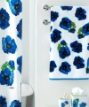 Your bath, in bloom. Taking inspiration from American artist Vera Neumann's classic silk scarves, the Poppies hand towel features a bold, modern poppy design in refreshing shades of blue. Finished with blue piping along the edges.
