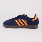 From the world of skateboarding and punk rock to legendary futsal matches around the globe, the classic adidas Samba shoe continues to do everything, everywhere, all the time. This durable kids' version features a full nubuck upper.