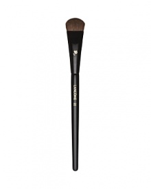 This full, natural-bristled brush is the ideal partner to all eye shadows. It quickly and evenly applies shadow to the lid for a smooth, flawless look. This full, natural-bristled brush is the ideal partner to all eye shadows. It quickly and evenly applies shadow to the lid for a smooth, flawless look.