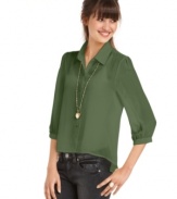 The hi-lo hem (shorter in front & longer in back) adds modern edge to this Ali & Kris menswear-ish buttoned shirt -- pair it with skinny trousers for an on-trend office look!