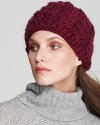A sporty beanie mixes classic cable knit and soft fleece lining, the perfect recipe for a must-have winter accessory.