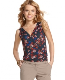 Get all wrapped up in this top from Jessica Simpson that flaunts a super cute floral print! Get all wrapped up in this top from Jessica Simpson that flaunts a super cute floral print!