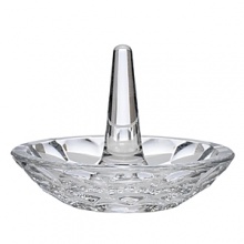 Inspired by the luxurious texture of lizard, Atelier Crystal Giftware features an accentuated thumbprint and multifaceted design that is intriguing to the touch and equally appealing to the eyes.