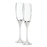 The Vera Lace Bouquet champagne flutes feature a delicate raised floral motif that evoke Vera Wang's well-known love of flowers. Designed with the bride in mind, this feminine yet contemporary set of 2 glasses is a keepsake-worthy gift she'll cherish.