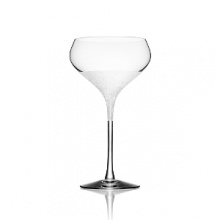 Created as a tribute to the 2010 Swedish Royal Wedding of Crown Princess Victori, Orrefors' Divine collection features crystal clear glasses accented with a frosted ice decoration to capture different aspects of light. Designed by Erika Lagerbielke, it is sparkling and elegant.