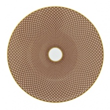 Embellished with an organically complex basket weave pattern and rendered in gold-tipped earthy hues, the Reynaud Tresor beige dessert plate lends boho-chic sophistication to the dining table.