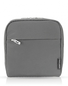 Fully insulated to keep your snacks and drinks cool, this chic lunch bag attached easily to the side of your stroller.