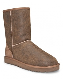 The signature pull-on boot from UGG® in distressed sheepskin leather with suede heel guard.