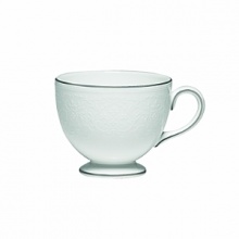 Designed to capture the classic bride, English Lace features a delicate lace motif inspired by the finest English embroidery. A shiny platinum band on each piece adds to the sophistication of this pattern, while a classic Leigh shape footed teacup adds timeless elegance.