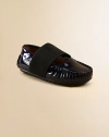 Slip your little one's feet into these comfy moccasins in shiny patent leather with a thick elastic strap for a perfect fit.Slip-on with elastic closureLeather upperLeather liningRubber solePadded insoleImported