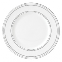 Sparkling platinum and mica accent this decidedly contemporary Vera Wang dinner plate, lending a look that's fresh and dimensional.