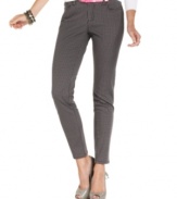 Punctuated by a bright skinny belt, BeBop's houndstooth-print skinny pants are a true statement item! Rock the trousers with a neutral top for a look that pops in the best way.