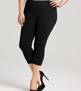 This Lyssé Leggings look flaunts a signature control top and a flirtatious capri length for a flattering silhouette.