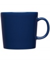 With a minimalist design and unparalleled durability, the Teema mug makes preparing and serving hot drinks a cinch. Featuring a sleek profile in glossy blue porcelain by Kaj Franck for Iittala.
