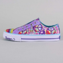 This shoe can be worn with laces for an extra snug fit, or you can leave them out, for a slip-on style that’s cute and quick!