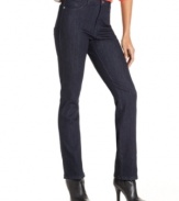 Modernize your denim look in these straight-leg jeans from Lee Platinum, complete with a figure-flattering fit and clean, dark wash.