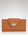 Embrace iconic style with this continental wallet from Salvatore Ferragamo. Crafted from leather and accented with the brand's signature detailing, it flaunts multiple pockets for effortless go-everywhere accessorizing.