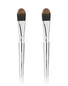 Go behind the scenes backstage at the biggest fashion shows and you'll find makeup artists using Dior's professional quality brushes. For face, eyes, lips and cheeks, these brushes are perfect for flawless, even blending. Go behind the scenes backstage at the biggest fashion shows and you'll find makeup artists using Dior's professional quality brushes. For face, eyes, lips and cheeks, these brushes are perfect for flawless, even blending.