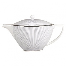 The contemporary clean lines of Jasper Conran's beautifully tailored clothing collections have provided the inspiration for the chick Pinstripe tableware collection. The decoration used is simple and makes a powerful statement when used alone, yet it adds color, contrast and interest when mixed and matched with Jasper Conran's iconic white collection.