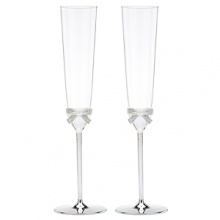 Romantics, take heart! Sweet-as-can-be bows accent these aptly-named champagne flutes.