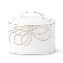 The new Belle Boulevard collection from Kate Spade reflects the classic elegance that is identifiably Kate Spade. The platinum banded, white-body, fine bone china pattern features a series of looping platinum bows that create a layered effect when the place settings are stacked.