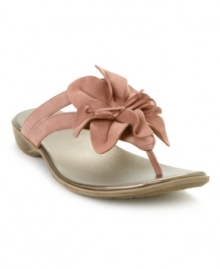 Get glowing with Clarks' Dusk Bamboo Sandals and their gleaming metallic finish, floral decor and comfort sole.