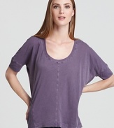 So soft, so perfect, this Splendid tee is a must-have for easy-chic everyday style.