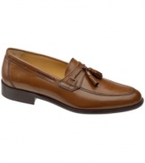 Dress to impress in this pair of men's dress shoes. These smooth tassel loafers for men put the polish back into your work week wardrobe.