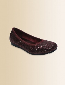 She'll have twinkle toes in these classic ballerina flats with a glam glitter finish.Fabric upperFaux leather liningRubber solePadded insoleNike Air technologyImported She'll have twinkle toes in these classic ballerina flats with a glam glitter finish.Fabric upperFaux leather liningRubber solePadded insoleNike Air technologyImported