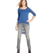 Jessica Simpson updates the casual-cool raglan top with a hem that dips dramatically low.