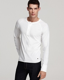 A versatile henley you can wear around the city or on a rugged mountain hike, rendered in majorly soft cotton for maximum comfort. A versatile henley you can wear around the city or on a rugged mountain hike, rendered in majorly soft cotton for maximum comfort.