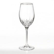The revolutionary Lismore pattern with a fresh, more slender shape. Featuring a platinum rim and an oversized bowl and thinner stem; Lismore Essence is exquisite and statuesque.