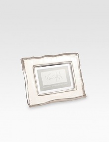 Inspired by the natural lines of a broken shell, this design is both organic and modern.Cast aluminumPearlized enamel centerAccommodates 4 X 6 photoImported Inspired by the natural lines of a broken shell, this design is both organic and modern.Cast aluminumPearlized enamel centerAccommodates 4 X 6 photoImported
