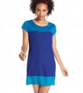 A simple sheathe dress that totally makes the grade, this style from BeBop is enhanced by chic colorblocking!