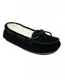 Keep your toes warm and toasty in the cute and cozy Kayla slippers by Minnetonka Moccasin. With classic moccasin detailing and a faux fur lining, they'll keep you company all winter long.