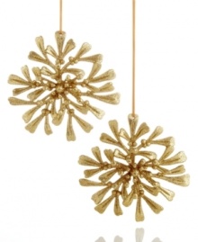 Leaves of mistletoe make beautiful snowflakes and extra-festive ornaments for your tree and, in an iridescent gold, provide extraordinary shimmer. Leaves of mistletoe make beautiful snowflakes and extra-festive ornaments for your tree and, in an iridescent gold, provide extraordinary shimmer.