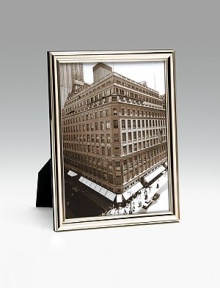 A classic design in sterling silver with beveled edge. Made in Italy