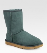 Soft sheepskin pairs with comfortable shearling lining for warm results.Sheepskin upper Pull-on style Rubber sole ImportedOUR FIT MODEL RECOMMENDS ordering true whole size; ½ sizes should order the next whole size up.