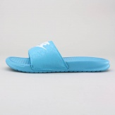 A sports-lovers dream, the Nike Benassi JDI Women's Sandal bursts with athletic power in a comfortable fit.