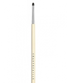 A professional, ultra-precise brush specially designed for Total Concealer. Made of synthetic materials.