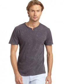 THE LOOKDistressed look with bleached detailsSplit neckShort sleevesTHE MATERIALCottonCARE & ORIGINMachine washImported THE LOOKDistressed look with bleached detailsSplit neckShort sleevesTHE MATERIALCottonCARE & ORIGINMachine washImported