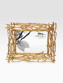 A carefully crafted frame takes its inspiration from the intricacies of form and texture found in foliage from around the world in cast metal. From the Bark & Branch CollectionFits a 5 X 7 photograph Overall, 11 X 9Goldplated metalImported