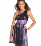 Glimmer like a star in this one-shoulder style from Morgan! A pleated waistline and tulle skirt add a dash of glam!