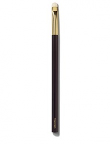 Tom Ford's brush collection is designed to bring ease and luxury to the process of creating your look - they make expert makeup application completely effortless. Line and define the eye with perfection with the Tom Ford Eyeliner and Definer Brush, made with natural hair. Designed to ensure an absolute precise line, it may be used with powder eye shadow and/or Tom Ford's Noir Absolute. Handle is designed for true comfort and balance.