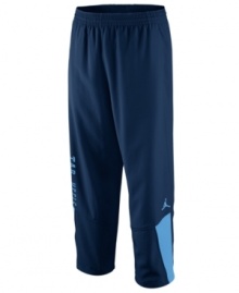 Represent your favorite NCAA team every time you step on the court with these comfortable North Carolina Tar Heels basketball pants featuring Dri-Fit technology from Nike.