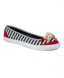 Set sail with the beach-ready design of the Tulip flats by Rocket Dog. A knotted rope and anchor charm at the toe completes the sea-worthy look.