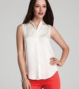 The classic white VINCE CAMUTO Plus shirt gets a warm-weather refresher with a sleek sleeveless silhouette. Let the crisp style pop against printed pants.